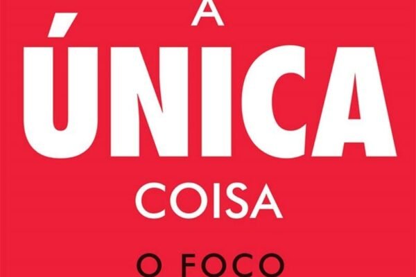 Capa do livro A Única Coisa, de Gary Keller e Jay Papasan. O design possui fundo vermelho vibrante com o título em grandes letras brancas: "A Única Coisa". Logo abaixo, o subtítulo destaca: "O foco pode trazer resultados extraordinários para sua vida". Na parte superior aparecem os nomes dos autores e a informação de que a obra foi best-seller do Wall Street Journal e do The New York Times. A capa transmite uma mensagem de simplicidade e objetividade, reforçando o tema central do livro: alcançar resultados extraordinários por meio do foco, da definição de prioridades e da concentração naquilo que realmente importa.