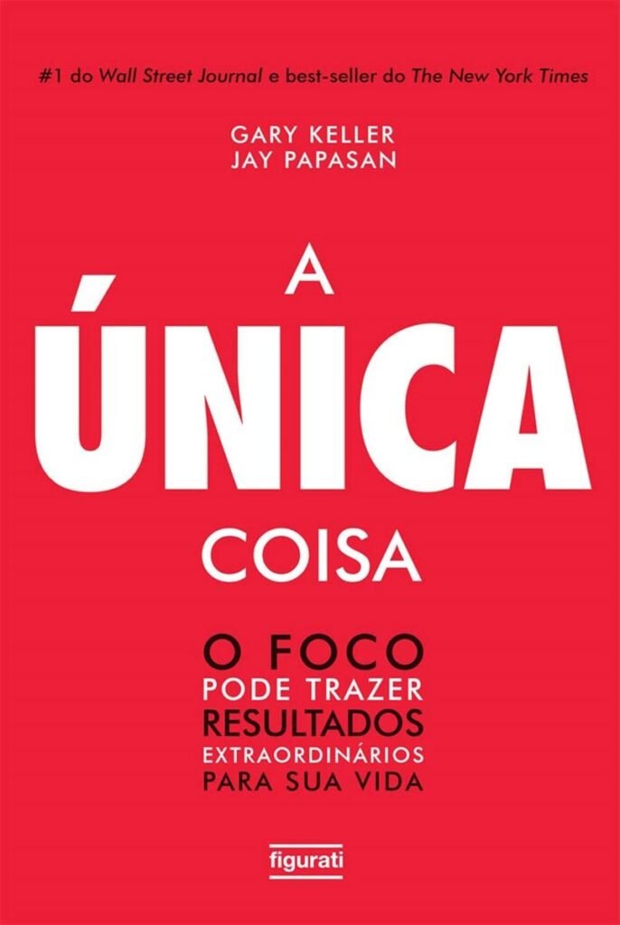 Capa do livro A Única Coisa, de Gary Keller e Jay Papasan. O design possui fundo vermelho vibrante com o título em grandes letras brancas: "A Única Coisa". Logo abaixo, o subtítulo destaca: "O foco pode trazer resultados extraordinários para sua vida". Na parte superior aparecem os nomes dos autores e a informação de que a obra foi best-seller do Wall Street Journal e do The New York Times. A capa transmite uma mensagem de simplicidade e objetividade, reforçando o tema central do livro: alcançar resultados extraordinários por meio do foco, da definição de prioridades e da concentração naquilo que realmente importa.
