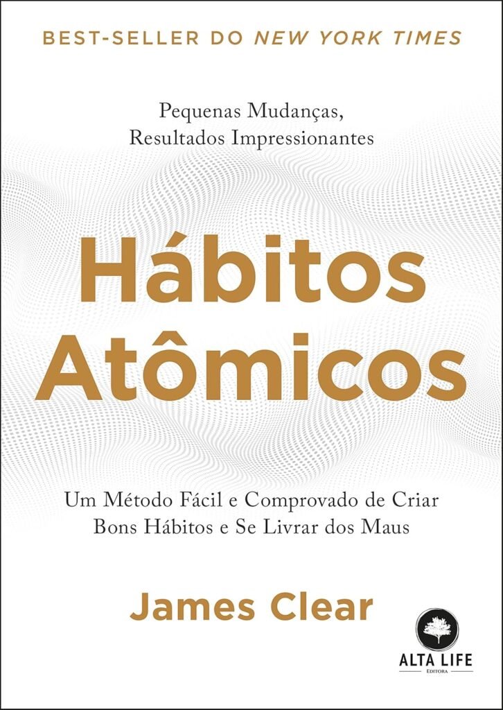 Capa do livro "Hábitos Atômicos", de James Clear, com design minimalista em fundo branco. Na parte superior aparece a inscrição "Best-seller do New York Times", seguida da frase "Pequenas Mudanças, Resultados Impressionantes". Ao centro, o título "Hábitos Atômicos" é exibido em grandes letras douradas sobre um padrão abstrato de pontos cinza que cria a impressão de ondas em movimento. Abaixo do título está o subtítulo: "Um Método Fácil e Comprovado de Criar Bons Hábitos e Se Livrar dos Maus." Na parte inferior aparece o nome James Clear em destaque, também em dourado, e o logotipo da Editora Alta Life no canto inferior direito. O design utiliza uma paleta de branco, dourado e cinza para transmitir simplicidade, elegância e a ideia de que pequenas ações consistentes podem gerar grandes transformações.
