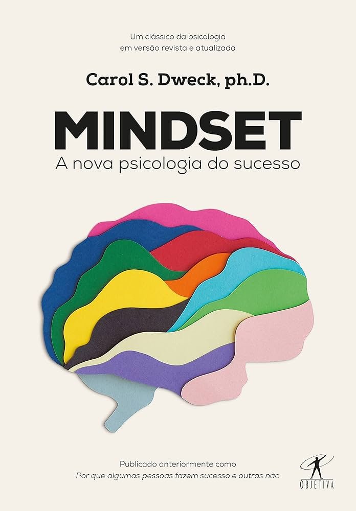 Capa do livro "Mindset: A Nova Psicologia do Sucesso", de Carol S. Dweck, Ph.D., publicada pela Editora Objetiva. A capa possui fundo em tom bege claro. Na parte superior aparece a frase "Um clássico da psicologia em versão revista e atualizada", seguida do nome da autora em destaque. No centro, o título "MINDSET" em letras pretas grandes e, logo abaixo, o subtítulo "A nova psicologia do sucesso". A ilustração principal é a silhueta de um cérebro humano formada por diversas camadas onduladas em cores vibrantes, como azul, verde, amarelo, laranja, vermelho, rosa, lilás e preto, simbolizando o desenvolvimento e a plasticidade da mente. Na parte inferior consta a informação de que o livro foi publicado anteriormente com outro título e, no canto inferior direito, aparece o logotipo da Editora Objetiva. A composição transmite a ideia de crescimento, aprendizagem e transformação pessoal.