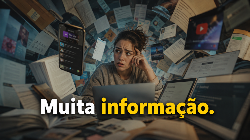 Mulher sentada diante de um notebook com expressão de confusão e sobrecarga mental, cercada por livros, documentos, telas, celular, vídeos e diversas fontes de informação flutuando ao seu redor. A imagem representa o excesso de conteúdo disponível na era digital e a dificuldade de manter o foco e transformar informação em conhecimento útil. Na parte inferior, aparece a frase "Muita informação." em destaque nas cores branca e amarela.